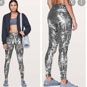 NWT. LULULEMON FOIL METALLIC LEGGINGS.